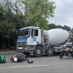 Coliziune spectaculoasă între un moped și o betonieră la intersecția bulevardelor Tomis și Aurel Vlaicu, în apropierea zonei Vaporaș! 2 foto un moped s a lovit de o betoniera accident la intersectia bulevardelor tomis cu aurel vlaicu zona vaporas 68ca8fc0caeab