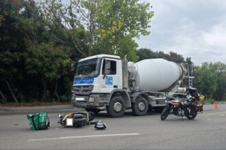 foto un moped s a lovit de o betoniera accident la intersectia bulevardelor tomis cu aurel vlaicu zona vaporas 68ca8fc0caeab