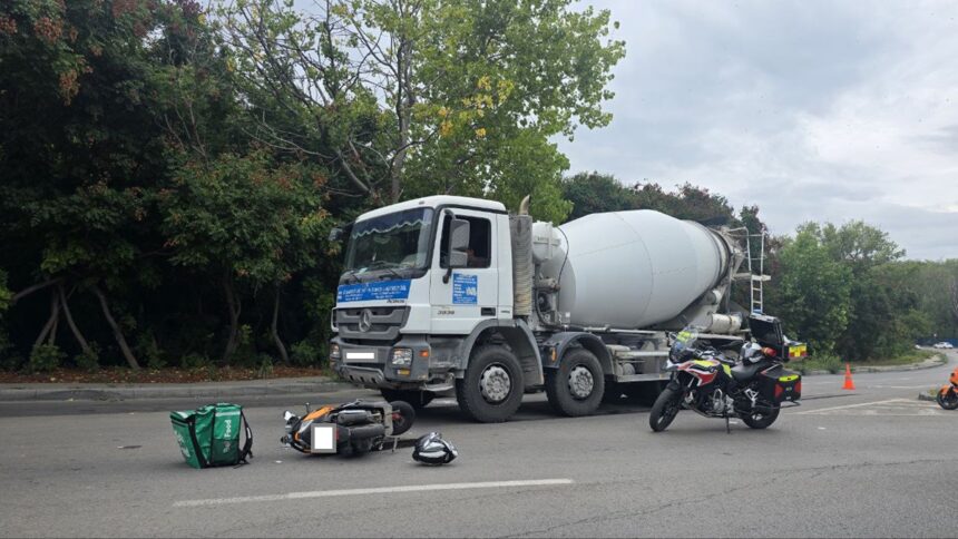 Coliziune spectaculoasă între un moped și o betonieră la intersecția bulevardelor Tomis și Aurel Vlaicu, în apropierea zonei Vaporaș! 1 foto un moped s a lovit de o betoniera accident la intersectia bulevardelor tomis cu aurel vlaicu zona vaporas 68ca8fc0caeab
