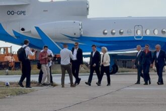 foto ursula von der leyen a ajuns la mihail kogalniceanu alaturi de nicusor dan 68b59611eb6ca