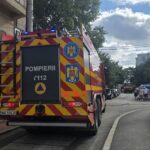 Incendiu pe strada Soveja din Constanța: Mansarda unui bloc a fost cuprinsă de flăcări, o persoană blocată în interior 2 foto video alerta pe strada soveja din constanta arde mansarda unui bloc o persoana prinsa inauntru 68c6ba631883f