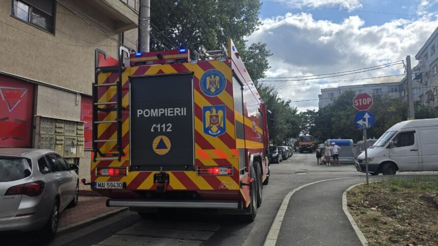 Incendiu pe strada Soveja din Constanța: Mansarda unui bloc a fost cuprinsă de flăcări, o persoană blocată în interior 1 foto video alerta pe strada soveja din constanta arde mansarda unui bloc o persoana prinsa inauntru 68c6ba631883f