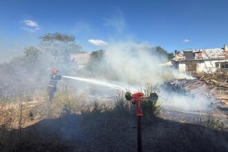 foto video desfasurare de forte a pompierilor din tulcea in localitatile vacareni si cataloi locuinte in pericol sa ia foc 68d13f401a951