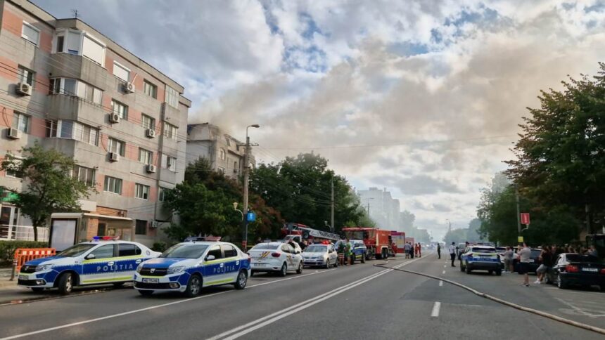 Foc devastator la mansarda unui bloc pe strada Soveja din Constanța: 60 de locatari evacuați, un bărbat rănit! 1 foto video incendiu la o mansarda de pe strada soveja din constanta aproape 60 de persoane au iesit din bloc un barbat a fost ranit 68c6d5edcb65b