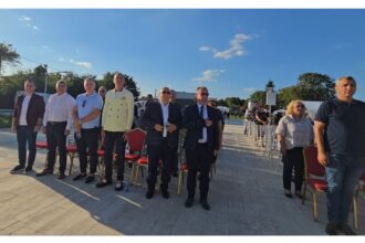 foto video liderul organizatiei judetene a psd constanta si o parte dintre primarii psd din judet prezenti la cumpana la deschiderea festivalului suberecului 68cd75424f4b3