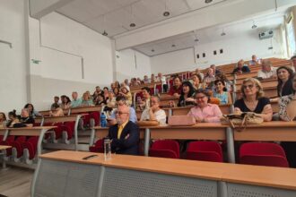 foto video reuniune emotionanta la ovidius promotia 1985 a rememorat cu bucurie amintirile anilor de liceu 68bba8a101960