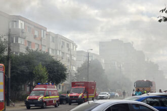 foto video traficul rutier pe strada soveja este blocat sunt degajari de fum gros in urma incendiului izbucnit la mansarda unui bloc 68c6c85b0870b