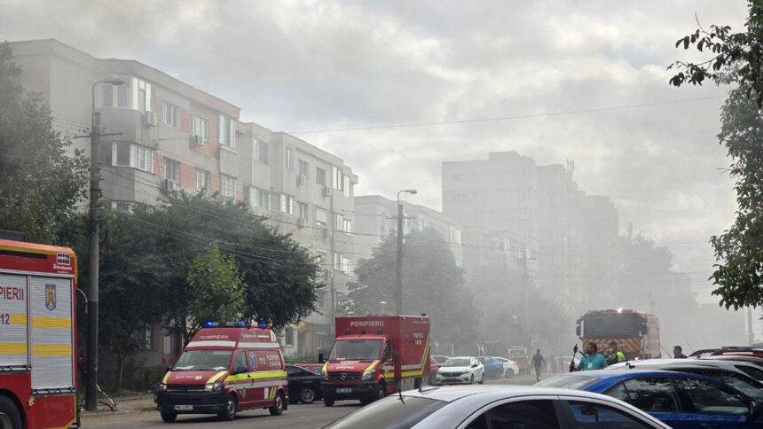 Incendiu la mansarda unui bloc: Traficul pe strada Soveja este complet paralizat din cauza fumului dens! 1 foto video traficul rutier pe strada soveja este blocat sunt degajari de fum gros in urma incendiului izbucnit la mansarda unui bloc 68c6c85b0870b
