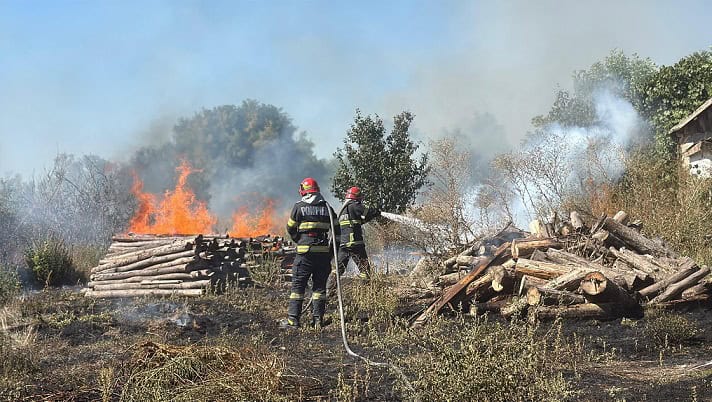 Flăcări devastatoare în comunitățile Văcăreni și Cataloi, județul Tulcea 1 fotovideo incendii in localitatile vacareni si cataloi din judetul tulcea 68d154645ce94