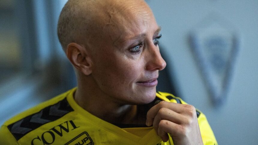 A învins cancerul în doar 66 de zile: Camilla Herrem, emoționată și fără păr, își face revenirea pe teren 1 galerie foto a invins cancerul in 66 de zile camilla herrem fara par si cu lacrimi in ochi la revenirea pe teren 68b696fdf1ee6