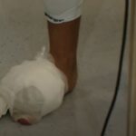 Imagini șocante cu piciorul lui Mihai Lixandru. Apariția surprinzătoare a fotbalistului la interviul rapid! 3 galerie foto imagini horror cu piciorul lui mihai lixandru cum a venit fotbalistul la flash interviu 68c72ab635a5e