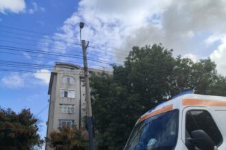 galerie foto incendiu la mansarda unui bloc din constanta un barbat a fost gasit inconstient in apartament 68c6bd3f6c5cf