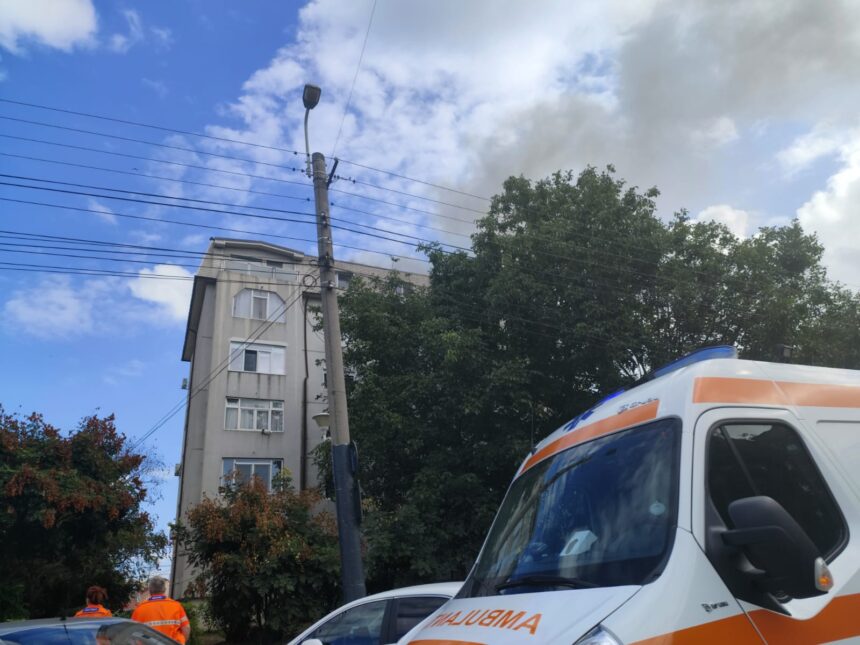 Flăcări la mansardă în Constanța: un bărbat descoperit în stare de inconștiență în locuință 1 galerie foto incendiu la mansarda unui bloc din constanta un barbat a fost gasit inconstient in apartament 68c6bd3f6c5cf