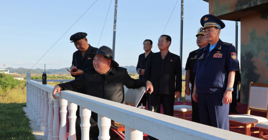 Kim Jong Un la timona inovației: Testarea dronelor sinucigașe și strategii de modernizare a armatei cu ajutorul inteligenței artificiale 1 galerie foto kim jong un supravegheaza testarea de noi drone sinucigase si mizeaza pe inteligenta artificiala pentru modernizarea armatei 68cd0548a7f11