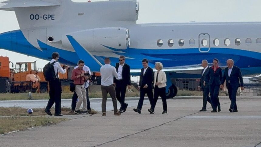 Ursula von der Leyen și Nicușor Dan au pășit pe tărâm românesc: vizită la Mihail Kogălniceanu și explorare a Portului Militar! 1 galerie fotovideo ursula von der leyen a ajuns la mihail kogalniceanu alaturi de nicusor dan a vizitat si portul militar 68b5996f0b882