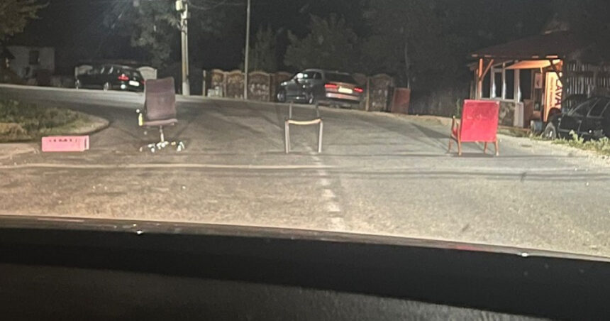 Tactică surprinzătoare în Prahova: un drum județean a fost împiedicat deliberat cu scaune, iar poliția a demarat o anchetă penală. 1 gest inexplicabil in prahova un drum judetean a fost blocat intentionat cu scaune politia a dechis dosar penal 68d6c60c05207