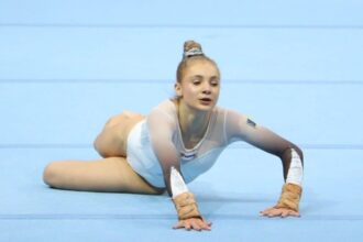 gimnasta de la csm constanta sabrina voinea lupta pentru medalii la cupa mondiala de la paris 68c1bd5abfbb8