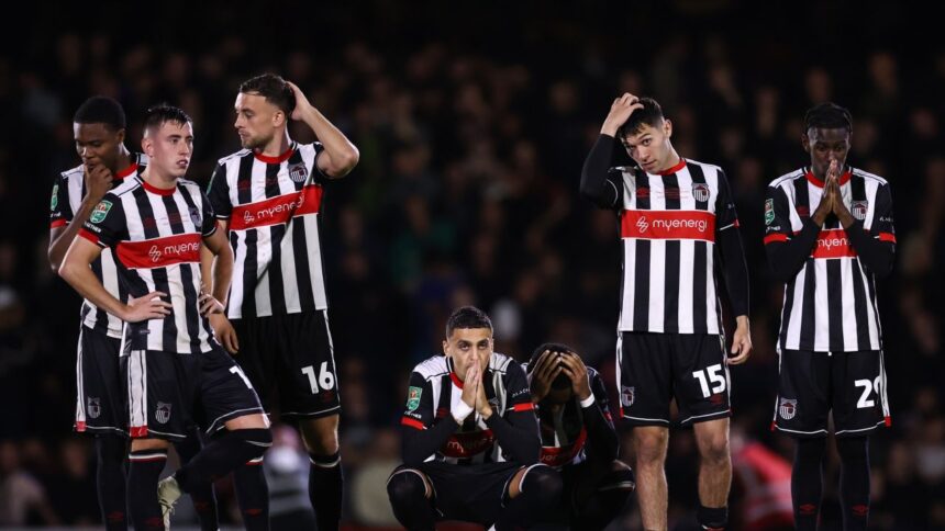Grimsby a surprins cu un jucător neeligibil în confruntarea cu Manchester United! Ce a hotărât echipa de pe Old Trafford? 1 grimsby a folosit un fotbalist fara drept de joc in socul cu manchester united decizia clubului de pe old trafford 68b6f26555b78