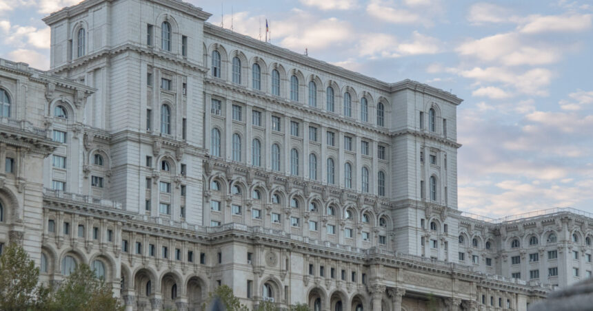 Executivul își asumă responsabilitatea pentru cinci inițiative din cel de-al doilea pachet de reforme. Senatul și Camera se reunesc în sesiuni comune consecutive. 1 guvernul isi angajeaza raspunderea pe cinci proiecte din pachetul doi de reforma senatul si camera in sedinte comune succesive 68b56935049a9