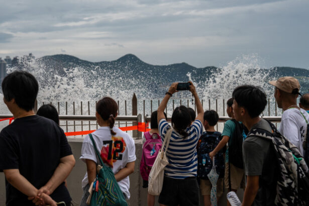 hong kongul se inchide in asteptarea celui mai puternic taifun din acest an 68d26e86ec729