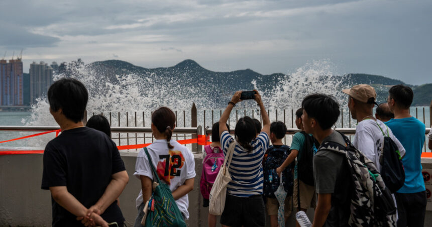 Hong Kong se pregătește pentru atacul celui mai devastator taifun al anului! 1 hong kongul se inchide in asteptarea celui mai puternic taifun din acest an 68d26e86ec729