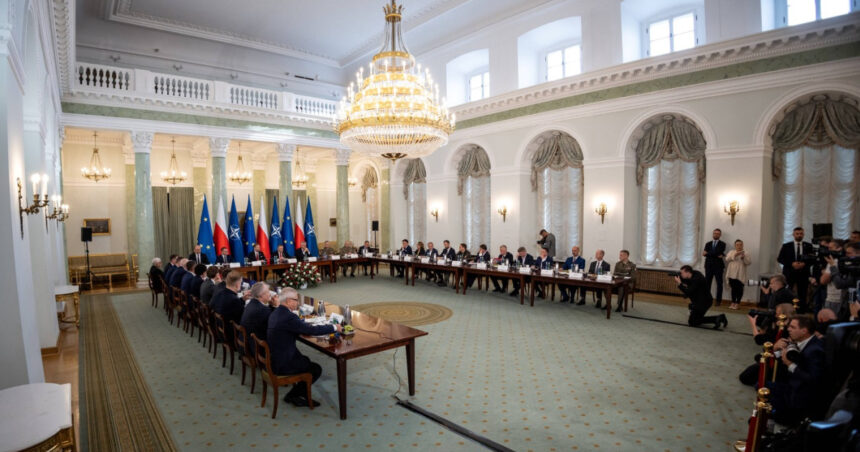 Polonia sub lupă: Consiliul Național de Securitate analizează trădările și amenințările dezinformării rusești. 1 in polonia s a reunit consiliul national de securitate premierul vorbeste despre tradatori si dezinformarea ruseasca 68c32972ca70a