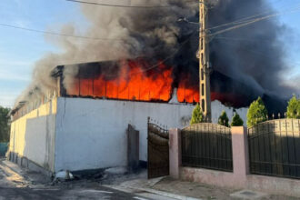 incendiu in judetul galati arde o hala din sendreni unde erau depozitate uleiuri si peleti 68bbec7d03ad7