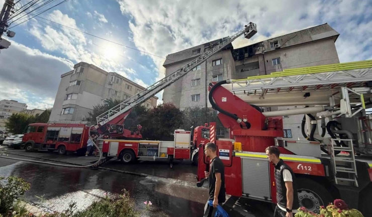 Flăcări devastatoare la etajul superior al unui imobil din Constanța. Un bărbat găsit în stare gravă 1 incendiu la mansarda unui bloc din constanta un barbat in stare de inconstienta 68c6c80563049