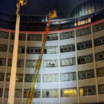 Flăcări devastatoare în Londra: Aproape 100 de pompieri luptă cu un incendiu la o clădire de 9 etaje în White City. 2 incendiu puternic la londra aproximativ 100 de pompieri intervin la o cladire cu 9 etaje din white city 68bbd3bbe851a