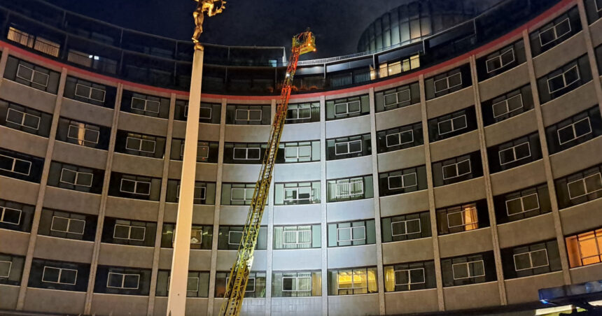 Flăcări devastatoare în Londra: Aproape 100 de pompieri luptă cu un incendiu la o clădire de 9 etaje în White City. 1 incendiu puternic la londra aproximativ 100 de pompieri intervin la o cladire cu 9 etaje din white city 68bbd3bbe851a
