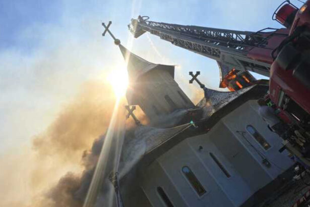 incendiu puternic la turlele unei biserici din suceava flacarile ameninta intregul lacas de cult 68baf65cd5a14