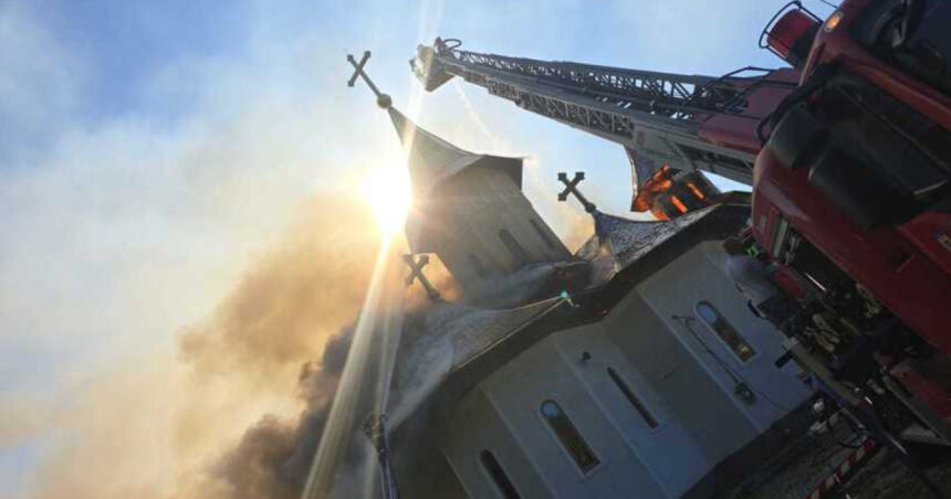 Foc devastator la vârful unei biserici din Suceava. Flăcările pun în pericol întregul edificiu religios. 1 incendiu puternic la turlele unei biserici din suceava flacarile ameninta intregul lacas de cult 68baf65cd5a14