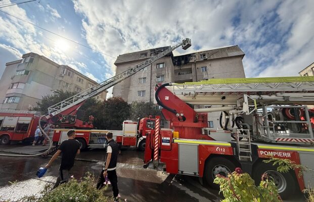 Flăcări devastatoare la mansarda unui imobil din Constanța: zeci de locatari în alertă! 1 incendiu violent la mansarda unui bloc din constanta zeci de persoane s au evacuat 68c7dababe215
