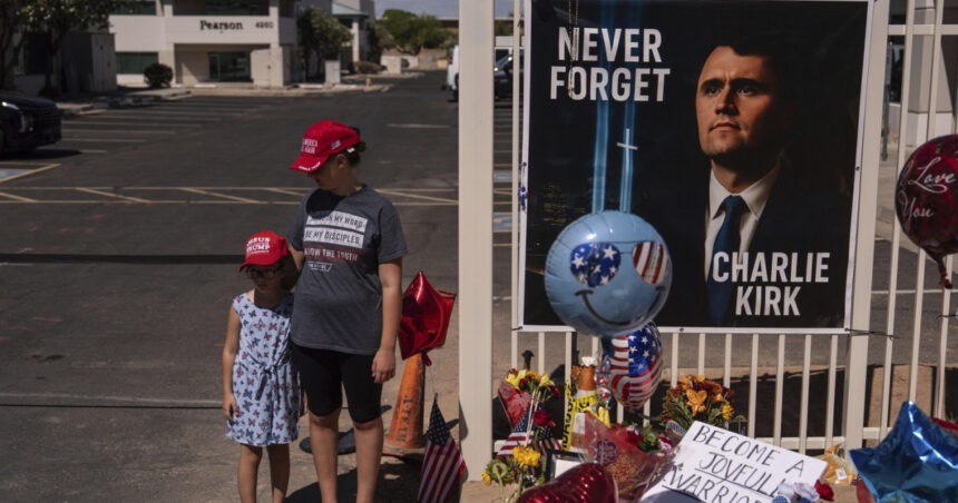 Ultimul omagiu adus lui Charlie Kirk: Ceremonie impunătoare în Arizona, alături de Trump și JD Vance ca invitați de marcă 1 inmormantarea lui charlie kirk ceremonie grandioasa in arizona cu trump si jd vance printre vorbitori 68cfa4e9052c1