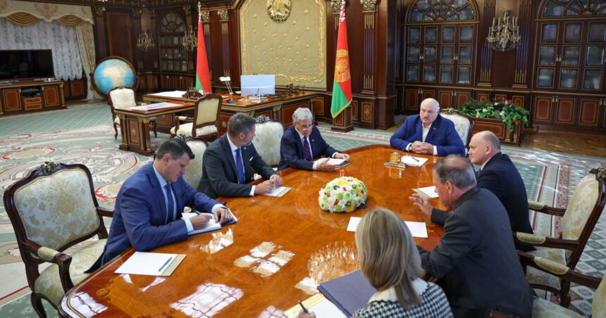 Lukașenko a eliberat 52 de deținuți politici în urma unei convorbiri de 5 ore cu un reprezentant al lui Trump, în contextul relaxării sancțiunilor impuse de SUA. 1 lukasenko a eliberat 52 de prizonieri politici dupa o discutie de 5 ore cu trimisul lui trump sanctiunile la care a renuntat sua 68c2e648805c4