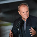 Mașina premierului polonez Donald Tusk a dispărut de sub supravegherea constantă a locuinței sale. 2 masina premierului polonez donald tusk a fost furata din fata casei locuinta este pazita 24 de ore din 24 68c2dbb84da22