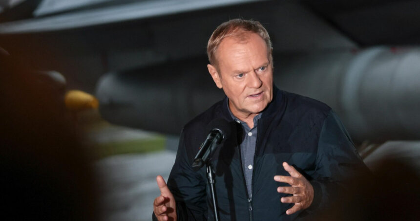 Mașina premierului polonez Donald Tusk a dispărut de sub supravegherea constantă a locuinței sale. 1 masina premierului polonez donald tusk a fost furata din fata casei locuinta este pazita 24 de ore din 24 68c2dbb84da22