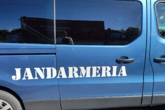 medgidia un tanar s a panicat cand i a vazut pe jandarmi avea si motiv iata ce a aruncat pe jos 68d7be99404ee