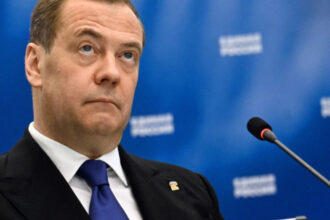 medvedev se implica in cazul asasinarii activistului charlie kirk si sugereaza o legatura intre ucraina si moartea acestuia 68c2c3202c8f1