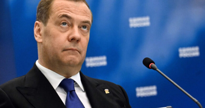 Medvedev intervine în cazul crimei activistului Charlie Kirk, sugerând conexiuni între Ucraina și decesul acestuia. 1 medvedev se implica in cazul asasinarii activistului charlie kirk si sugereaza o legatura intre ucraina si moartea acestuia 68c2c3202c8f1