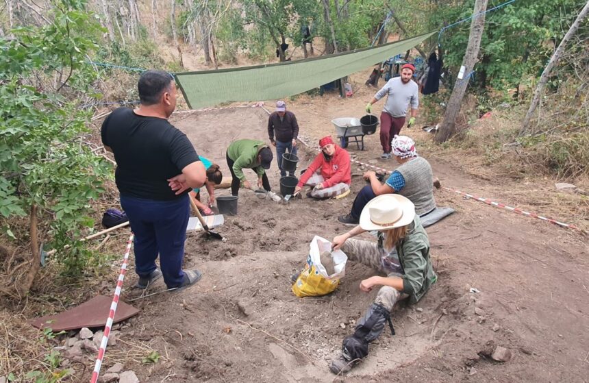 Muzeul de Istorie din Constanța intensifică cercetările la cetatea romano-bizantină Sucidava Moesica: vestigii străvechi și obiecte fascinante găsite de arheologi 1 muzeul de istorie constanta continua sapaturile la cetatea romano bizantina sucidava moesica ziduri antice si artefacte descoperite de cercetatori 68cfeda9ab02f