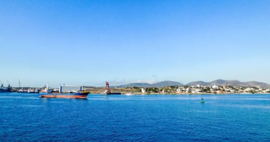 Alarmă de Știri: Doi cetățeni români reținuți în Grecia pentru supravegherea bazei navale Salamis, cea mai impunătoare a Marinei Elene 1 news alert doi romani au fost arestati in grecia pentru spionarea bazei navale salamis cea mai mare a marinei elene 68d26b57d882b
