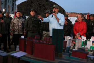 nicolas maduro cheama populatia venezuelei in cazarmi pentru a invata sa traga cu arma 68c55837d51d6