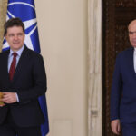 Nicușor Dan se întâlnește astăzi cu șefii Coaliției, în mijlocul unei controverse legate de reforma administrației locale, după amenințările premierului cu demisia. 2 nicusor dan discuta astazi cu liderii coalitiei in plin scandal pe reforma administratiei locale premierul amenintase cu demisia 68b6b37dc2578