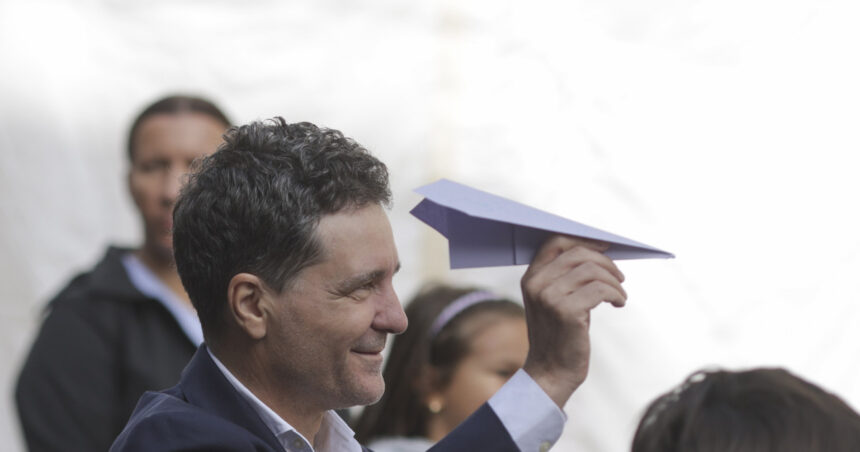 Nicușor Dan propune restructurarea personalului din instituțiile publice: E necesar ca anumite persoane să facă loc noului în administrația centrală și locală. 1 nicusor dan sustine concedierea unor angajati de la stat e nevoie in anumite institutii si centrale si locale sa plece oameni 68dbfb5570d47