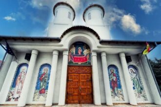 noapte de rugaciune la biserica ovidiu i vesmantul preacuvioasei parascheva de la iasi expus spre inchinare 68da730c0097d