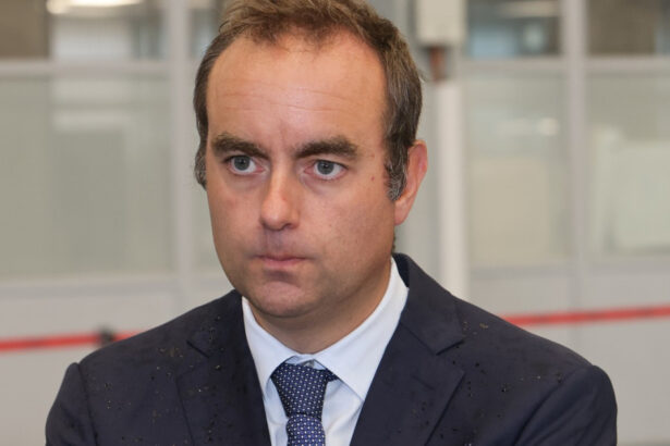 noul premier francez sebastien lecornu retrage propunerea de eliminare a doua zile libere si anunta strategia pentru a adopta bugetul 68c67c0763db5