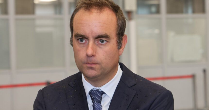 Sebastien Lecornu, noul premier al Franței, renunță la planul de a tăia două zile libere și dezvăluie strategia pentru adoptarea bugetului. 1 noul premier francez sebastien lecornu retrage propunerea de eliminare a doua zile libere si anunta strategia pentru a adopta bugetul 68c67c0763db5