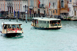 nu mai inotati in canalele noastre si puneti ceva pe voi romanca expulzata din venetia din cauza ca s a scaldat in canal grande 68d64b40544e6