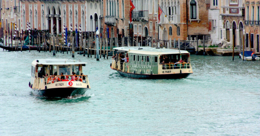 „O româncă, expulzată din Veneția pentru o baie neautorizată în Canal Grande! Haideți să respectăm regulile!” 1 nu mai inotati in canalele noastre si puneti ceva pe voi romanca expulzata din venetia din cauza ca s a scaldat in canal grande 68d64b40544e6